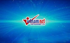 Rợn người nam thanh niên lái xe bằng... lưng